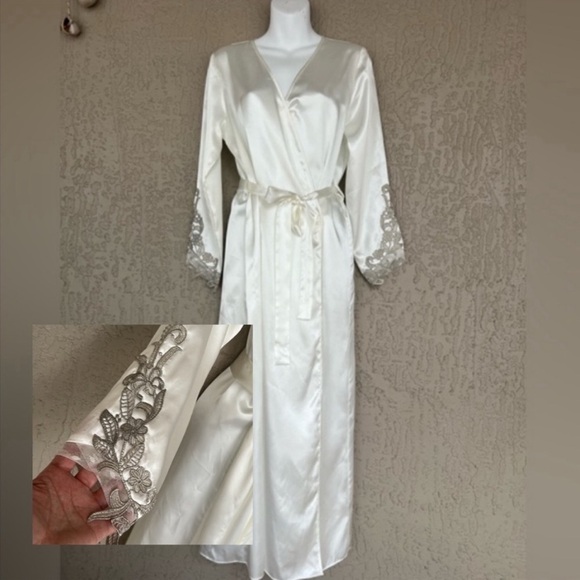 Flora Nikrooz Other - Flora by‎ Flora Nikrooz Sleeve Appliqué Detail Long Robe